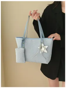 Hellblaue Sternen-Tasche Detailansicht mit niedlichem Sternen-Anhänger und kleinem Beutel.