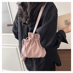 Sac seau à cordon en cuir rose, sac bandoulière décontracté chic avec sangle pour un usage quotidien.