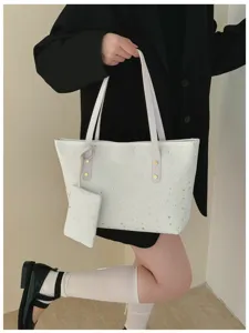 Detailansicht der weißen Tragetasche mit Sternenmuster, Schulterriemen und kleiner Tasche.
