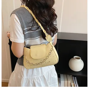 Sac à épaule jaune élégant pour femme avec motif d'étoiles et jolie chaîne de fleurs.