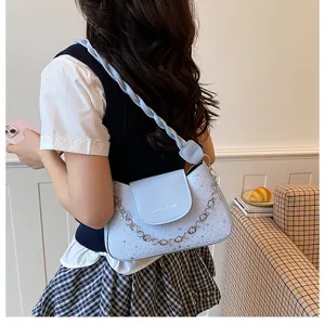 Sac épaule axillaire élégant pour femme bleu clair avec lanière tressée et détail de chaîne.