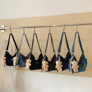 Μοντέρνα τσάντα ώμου από τζιν για γυναίκες, casual χιαστί τσάντα με λουτρίνο αρκουδάκι.