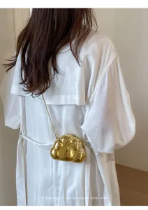 Mini sac à bandoulière chaîne cloud or métallique femme, élégante pochette de soirée.