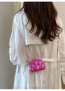 Mini sac bandoulière nuage rose métallique avec chaîne dorée pour femmes élégantes.