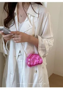 Mini sac bandoulière nuage rose métallique avec chaîne pour femmes style quotidien.