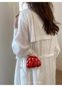 Vue détaillée d'un mini sac à bandoulière tendance rouge brillant avec chaîne dorée.