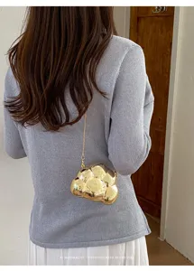 Sac a main dore style nuage metallique avec bandouliere chaine fine pour femme chic.