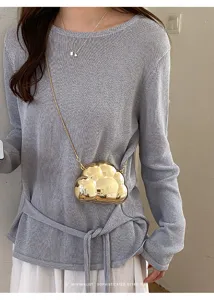 Vue detaillee du mini sac bandouliere cloud metallique avec chaine dans le style.