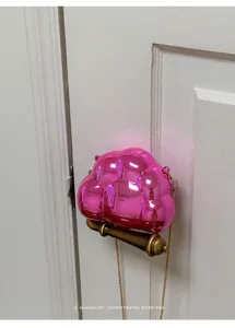 Mini sac pochette nuage rose metallique avec chaine dosee et poignee retro femme.