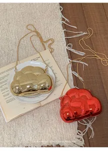 Sac chaîne nuage métallique détail, mini sac bandoulière rigide brillant avec bandoulière.