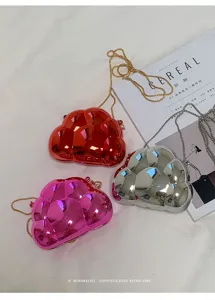 Vue détaillée des sacs pochette nuage métalliques avec bandoulières chaînes colorées.