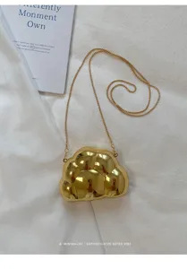 Sac bandoulière mini cloud métallique doré avec chaîne, élégante pochette de soirée.