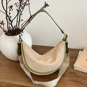 Sac à bandoulière tissé en paille pour femme, élégant sac cabas croissant demi-lune bord vert.