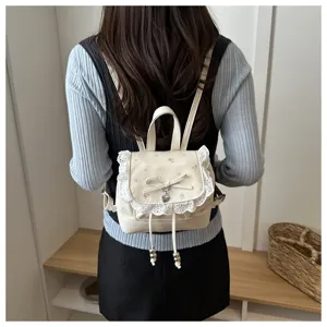 Vista dettagliata del mini zaino floreale da donna con volant, fiocco e ciondolo.