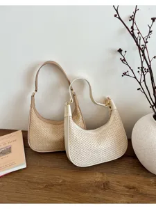 Detaillierte Ansicht der geflochtenen Schultertasche, Stroh-Halbmondtasche mit Lederbesatz.
