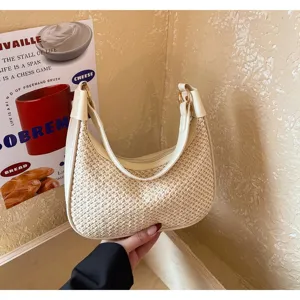 Geflochtene Kissen-Umhängetasche aus Stroh, lässige Achseltasche mit PU-Besatz für Sommerurlaub.