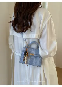Vue détaillée du sac à main Kelly en toile pour femme, sac bandoulière rétro.