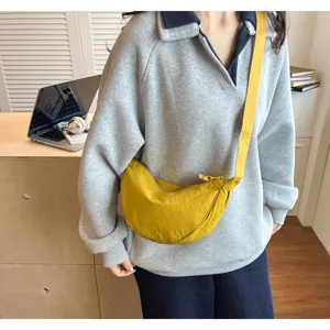 Borsa a tracolla a mezzaluna in nylon giallo, elegante borsa a spalla leggera da donna.