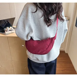 Borsa a tracolla in nylon stile dumpling, vista dettaglio borsa mezza luna donna.