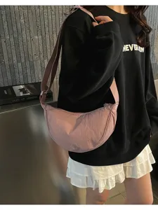 Dettaglio della borsa a tracolla casual in nylon a mezzaluna color viola chiaro.