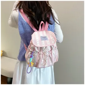 Vista dettagliata dello zaino con fiocco stile giapponese, borsa scuola a righe rosa.