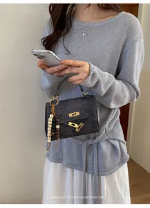 Sac à main rétro élégant avec fermoir en métal et breloque en perles en détail