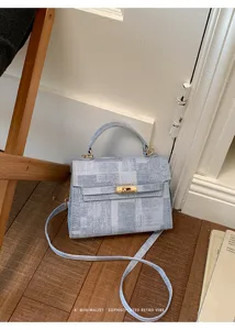 Sac à main Kelly en denim tendance avec serrure dorée et design minimaliste rétro.
