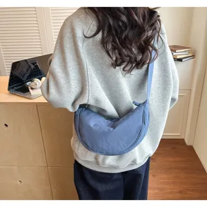 Vista dettagliata della borsa a tracolla in nylon blu, ideale per il lavoro e tragitti.