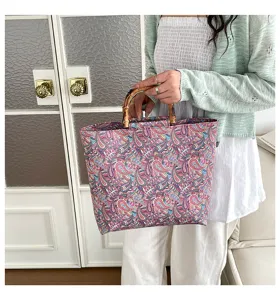Sac cabas chic à imprimé cachemire de style chinois avec poignées en bambou pour femmes.