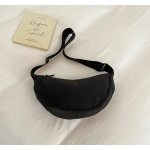 Borsa a tracolla a mezzaluna in nylon nero, elegante e comoda borsa casual da donna.