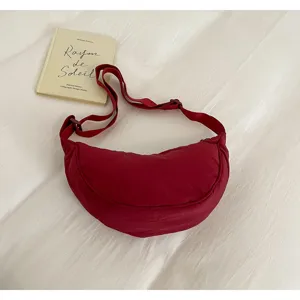 Borsa a tracolla a mezzaluna in nylon rosso, borsa casual giornaliera da donna, design versatile.