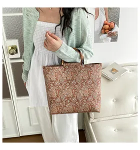 Vue détaillée d'un sac cabas élégant à motif cachemire avec anses en bambou pour femmes.