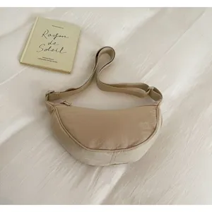 Borsa a tracolla mezzaluna in nylon casual, borsa a spalla beige minimalista da donna per lavoro.