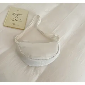 Borsa a mezzaluna in nylon bianco, comoda borsa a spalla casual, design minimalista e versatile.