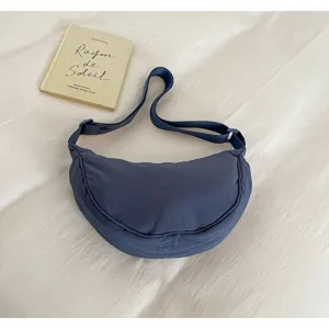 Vista dettagliata della borsa dumpling in nylon stile giapponese con forma morbida.