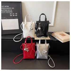 Mini sac cabas uni pour femme, élégant sac bandoulière décontracté avec de jolis charms.
