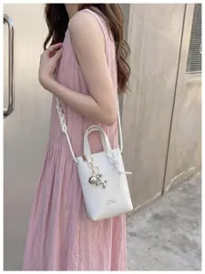 Sac bandoulière de téléphone blanc minimaliste élégant avec porte-clés chien ballon.