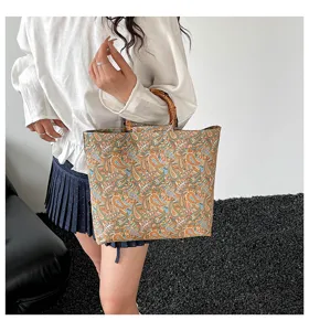 Sac cabas en toile imprimé cachemire style bohème avec poignée élégante en bambou pour femmes.