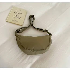 Pratica borsa a tracolla leggera e versatile in nylon in stile giapponese per l'uso quotidiano.