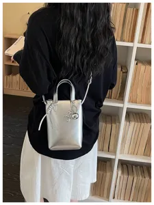 Sac bandoulière vertical métallique argenté avec charm mini sac à main décontracté pour femme