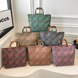 Élégant sac cabas vintage à imprimé cachemire avec anses en bambou pour le bureau.