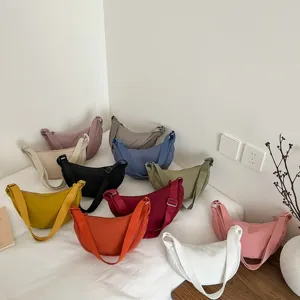 Borsa a tracolla a mezzaluna in nylon da donna, borsa casual quotidiana multicolore.