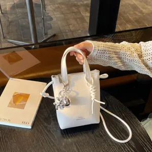 Sac Bandoulière Small en Cuir PU Couleur Unie Mode Femme Sac à Main Cabas Casual avec Pendentif Sac Épaule Minimaliste
