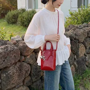 Petit sac bandoulière carré rouge brillant pour femme, sac à main élégant et chic.