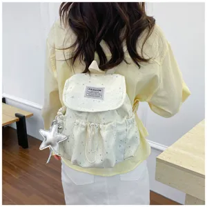 Detailansicht des süßen Mini-Rucksacks mit Sternen-Print, Anhänger und Klappdeckel.