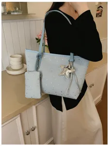 Detailansicht der stilvollen blauen Sterntasche mit passender Tasche und Sternanhänger.