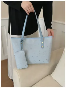 Hellblaue Sternen-Tote-Bag im Detail mit großer Kapazität, passender Tasche und Metallteilen.