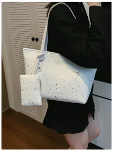 Detailansicht der weißen Sterndruck-Tasche mit kleinen Münzbeutel, lässiger Alltagsstil.