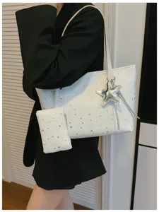 Schicke weiße Sternen-Print-Tasche Detailansicht mit großem Fassungsvermögen und passendem Beutel.
