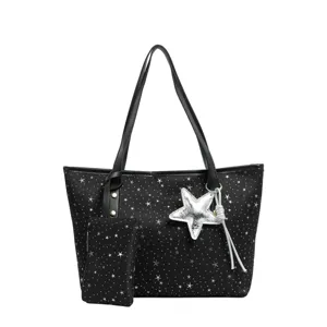 Schwarze Stern-Print Shopper Tasche mit Anhänger und kleiner Kosmetiktasche für Damen.